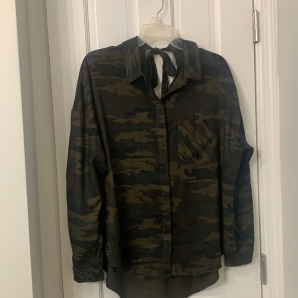 Sanctuary camo blouse tie back hidden placket buttons - Picture 1 of 4